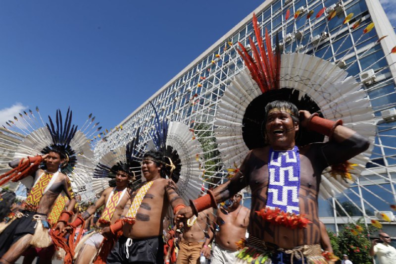 Indígenas do ATL 2019 fazem manifestação na frente do Ministério da Saúde durante marcha pela Esplanada dos Ministérios. Fotos: Leonardo Milano/Mídia Ninja