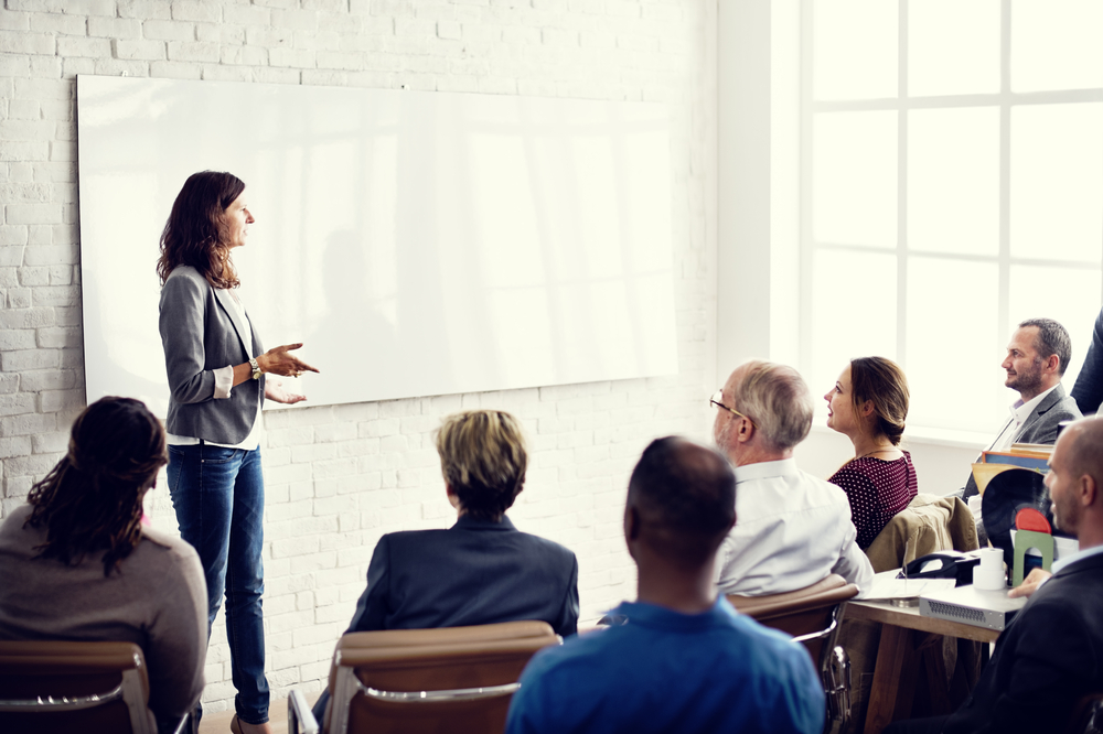 Gerente colocando em prática o que aprender em uma palestra de liderança