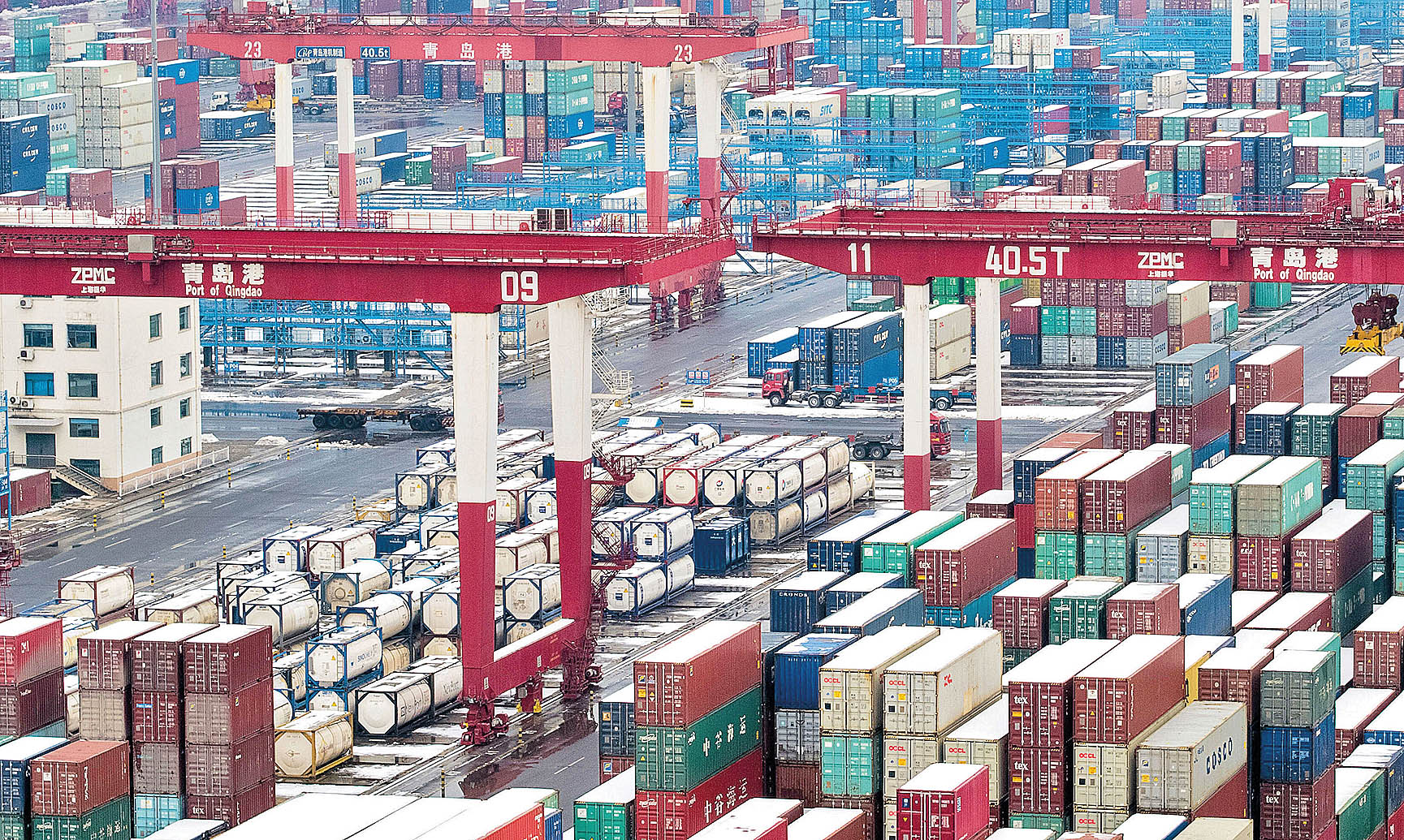 Contentores e caminhões em porto de Qingdao, China
14/02/2019
REUTERS/Stringer