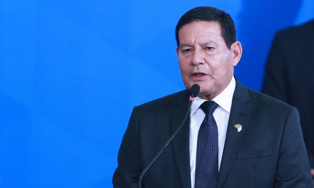 O general Hamilton Mourão de terno e gravata em um evento do governo federal