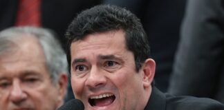 O ex-juiz Sergio Moro com expressão facial raivosa