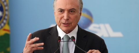 Michel Temer em fundo azul