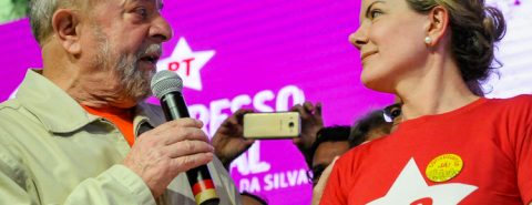 O ex-presidente Lula em foto de perfil, ao lado da presidente nacional do PT Gleisi Hoffmann