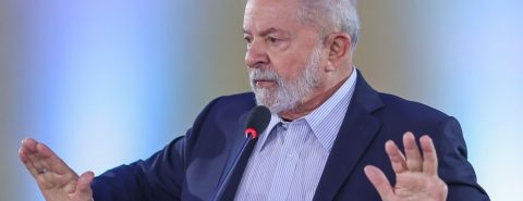 lula vestindo um terno escuro e camisa branca sem gravata, durante coletiva de imprensa à mídia independente