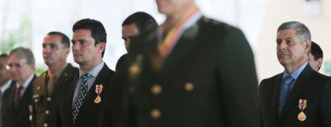 O ex-juiz Sergio Moro recebe condecoração ao lado de militares no governo Bolsonaro