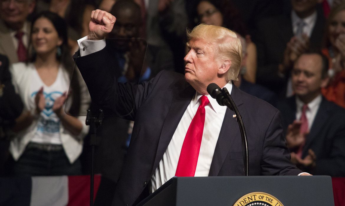 Donald Trump, ex-presidente dos Estados Unidos, com o braço erguido