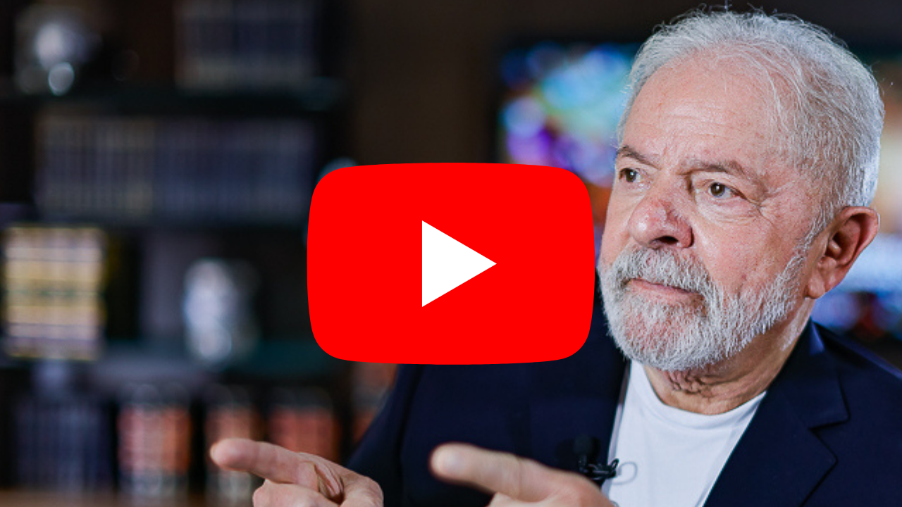 O ex-presidente Lula usando um terno e camiseta branca por baixo.