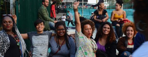 Estudantes mulheres protestam em favor das cotas raciais