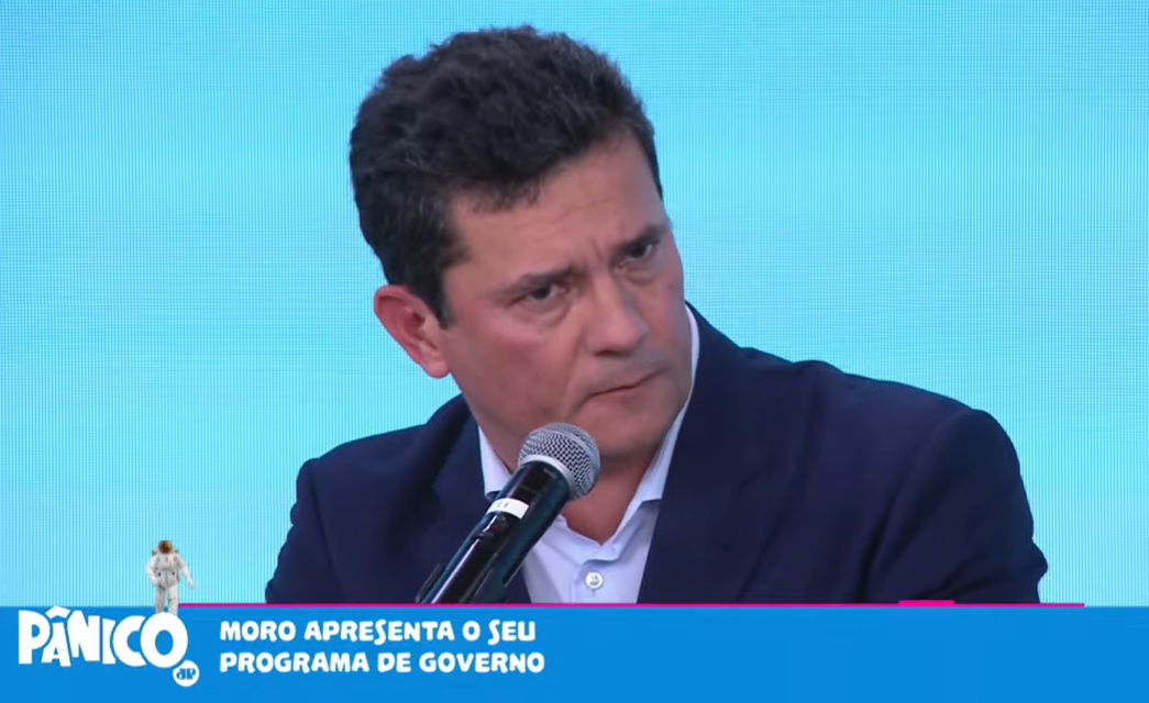 Sergio Moro veste terno e camisa sem gravata durante entrevista ao programa Pânico, da rádio Jovem Pan