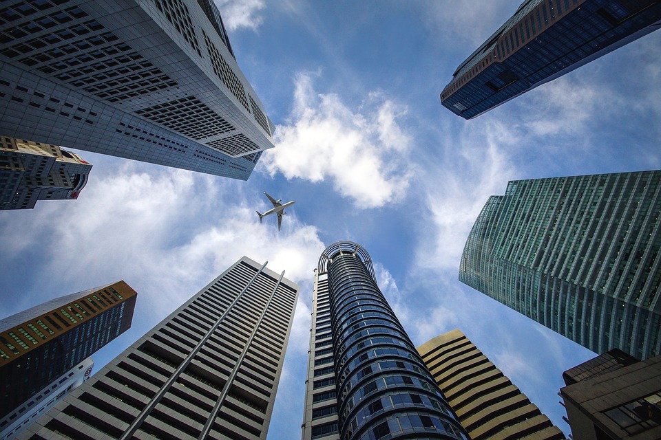 Prédios e um avião no céu