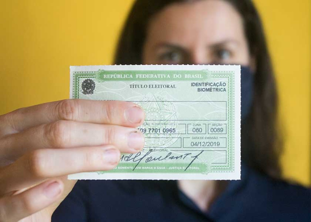 Mulher segura título de eleitor