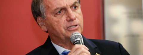 Jair Bolsonaro em fundo vermelho
