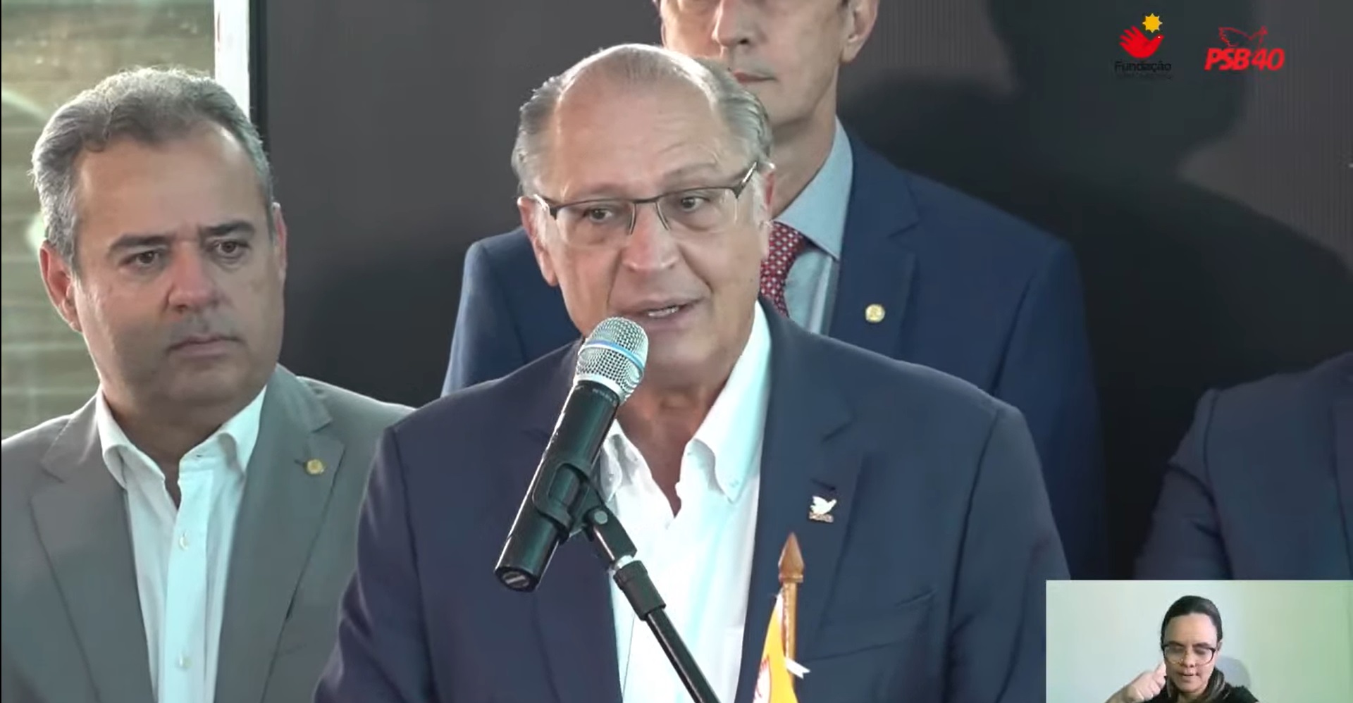 Provável candidato a vice-presidente na chapa com Lula (PT), o ex-governador Geraldo Alckmin assina ficha de filiação ao PSB. Reprodução: Youtube