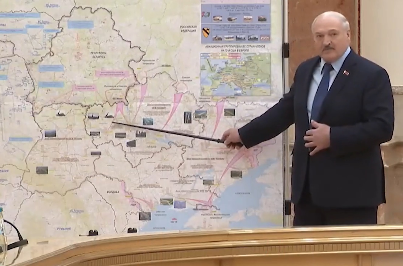 O presidente de Belarus aparece em vídeo analisando um mapa de guerra que levantou suspeitas da mídia. Foto: Reprodução/New York Post