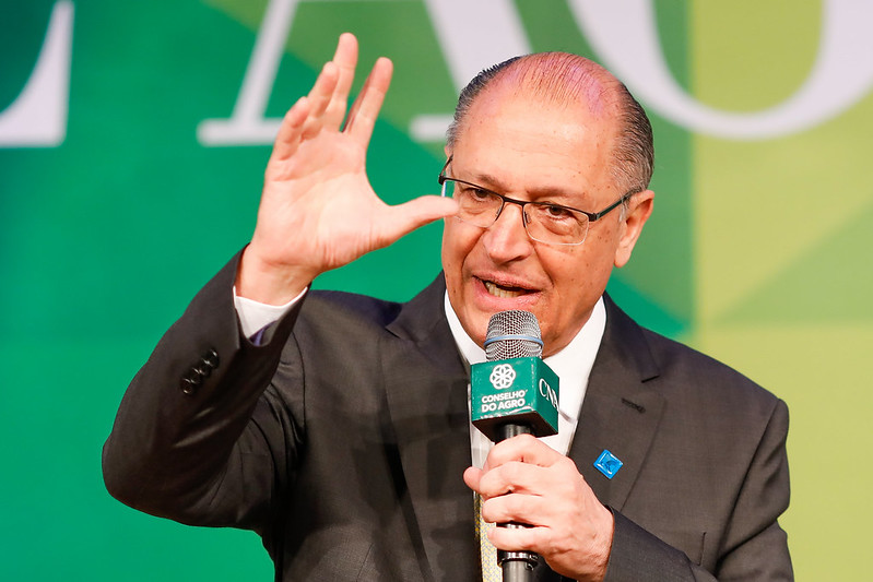 Geraldo Alckmin falando no microfone e gesticulando com as mãos