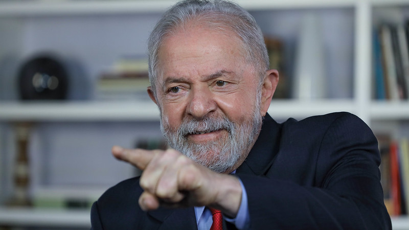 Retrato de Lula apontando o dedo para um interlocutor