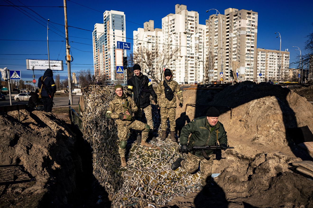 militares ucranianos resistindo em Kiev