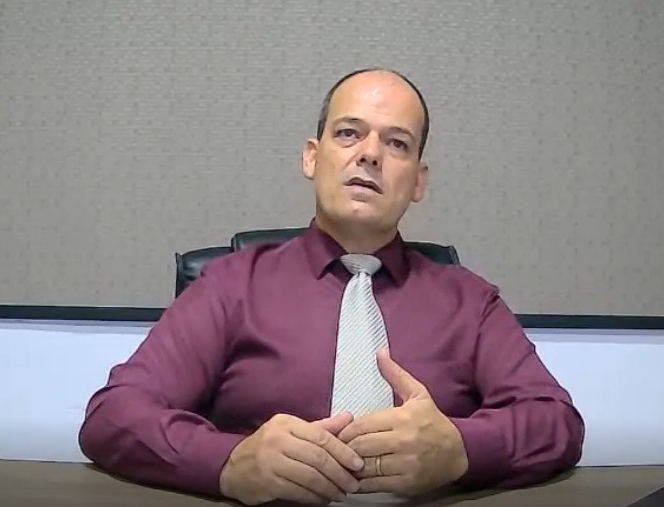 Advogado André Dias, sentado com as mãos em cima da mesa, em entrevista ao GGN.