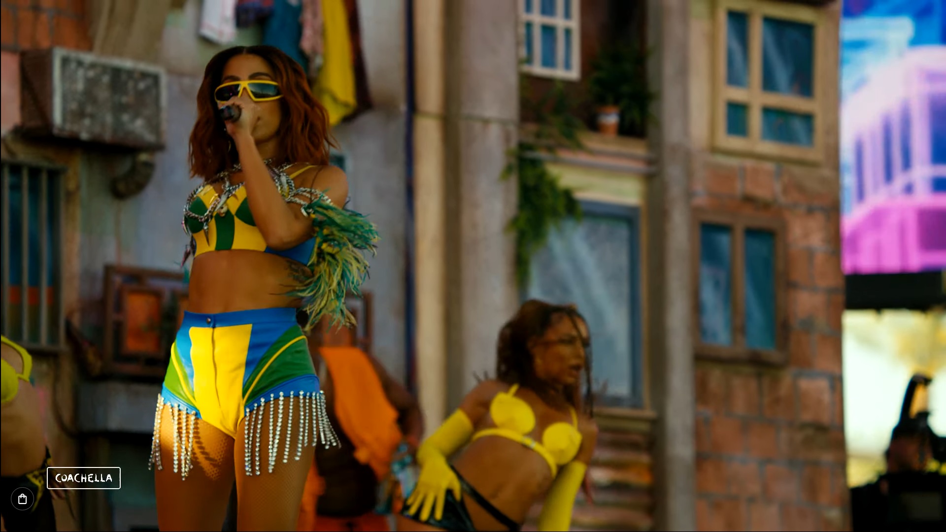 A cantora Anitta veste um top e shorts com as cores da bandeira do Brasil durante show no festival Coachella, na Califórnia