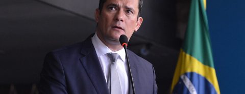 Sergio Moro fala na tribuna com uma bandeira do Brasil ao lado