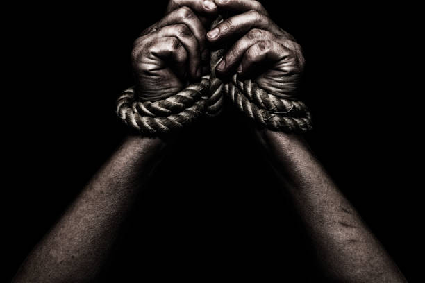 Mãos negras amarradas por uma corda, em alusão à época da escravidão