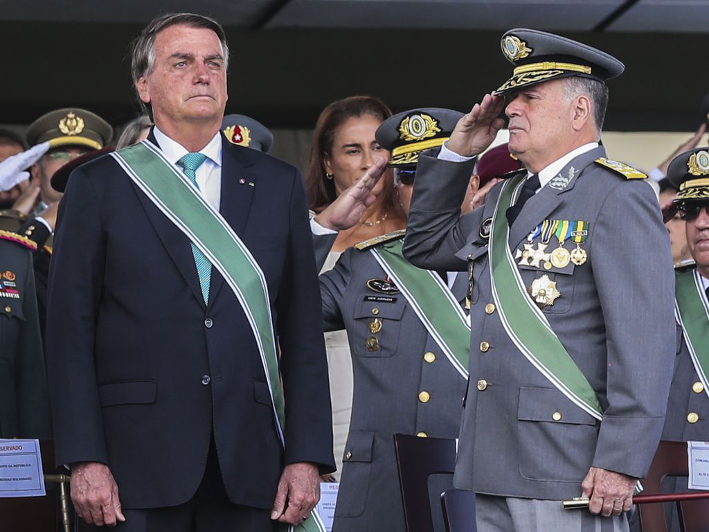 Bolsonaro em evento com militares