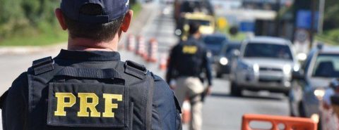 Agente da PRF de costas, durante uma operação nas estradas