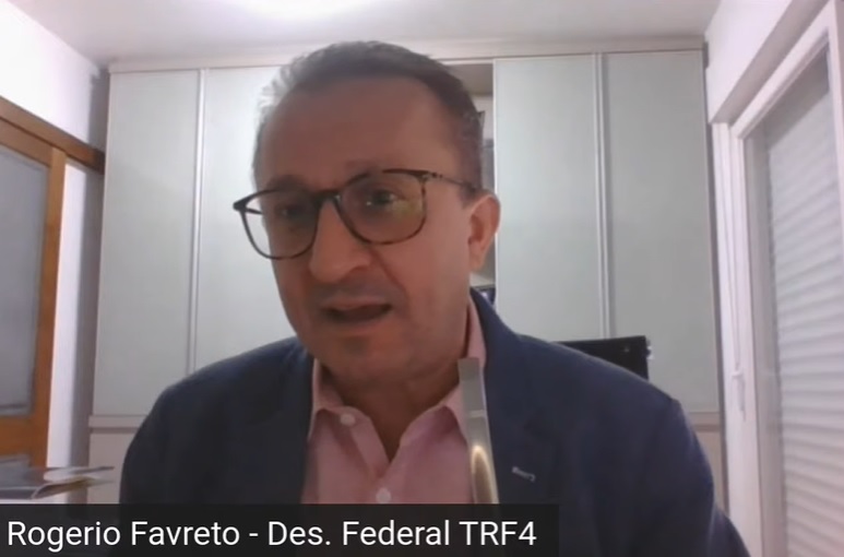 O desembargador Rogério Favretto durante uma live