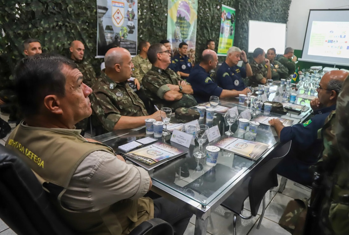 Ministro da Defesa, general Paulo Sergio Nogueira de Oliveira, em reunião com oficiais do Exército (Foto: Ministério da Defesa).