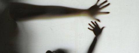 Mãos de mulheres no vidro embaçado
