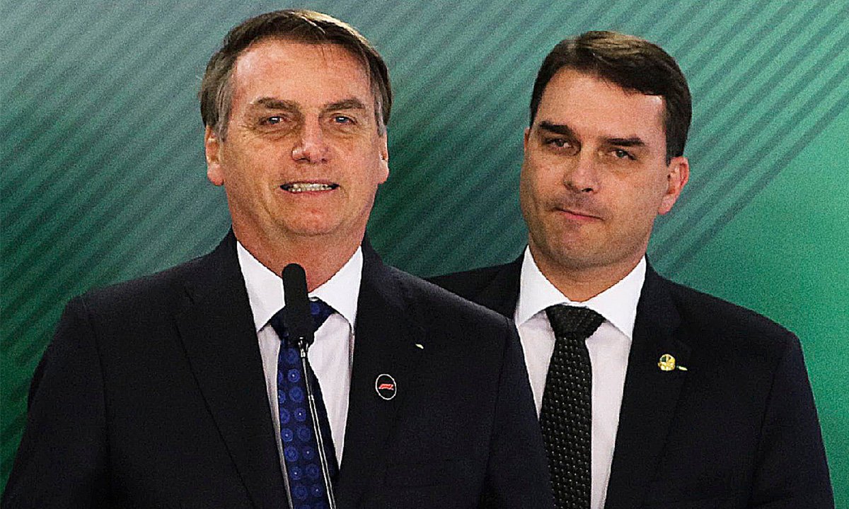 Jair e Flávio Bolsonaro. Foto: Valter Campanato/Agência Brasil