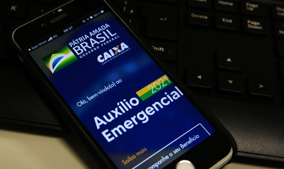 Celular mostra o aplicativo de pagamento do Auxílio Emergencial, do governo federal