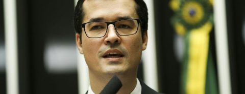 O ex-procurador da Lava Jato Deltan Dallagnol, hoje político e candidato no Podemos do Paraná, falando ao microfone na tribuna da Câmara