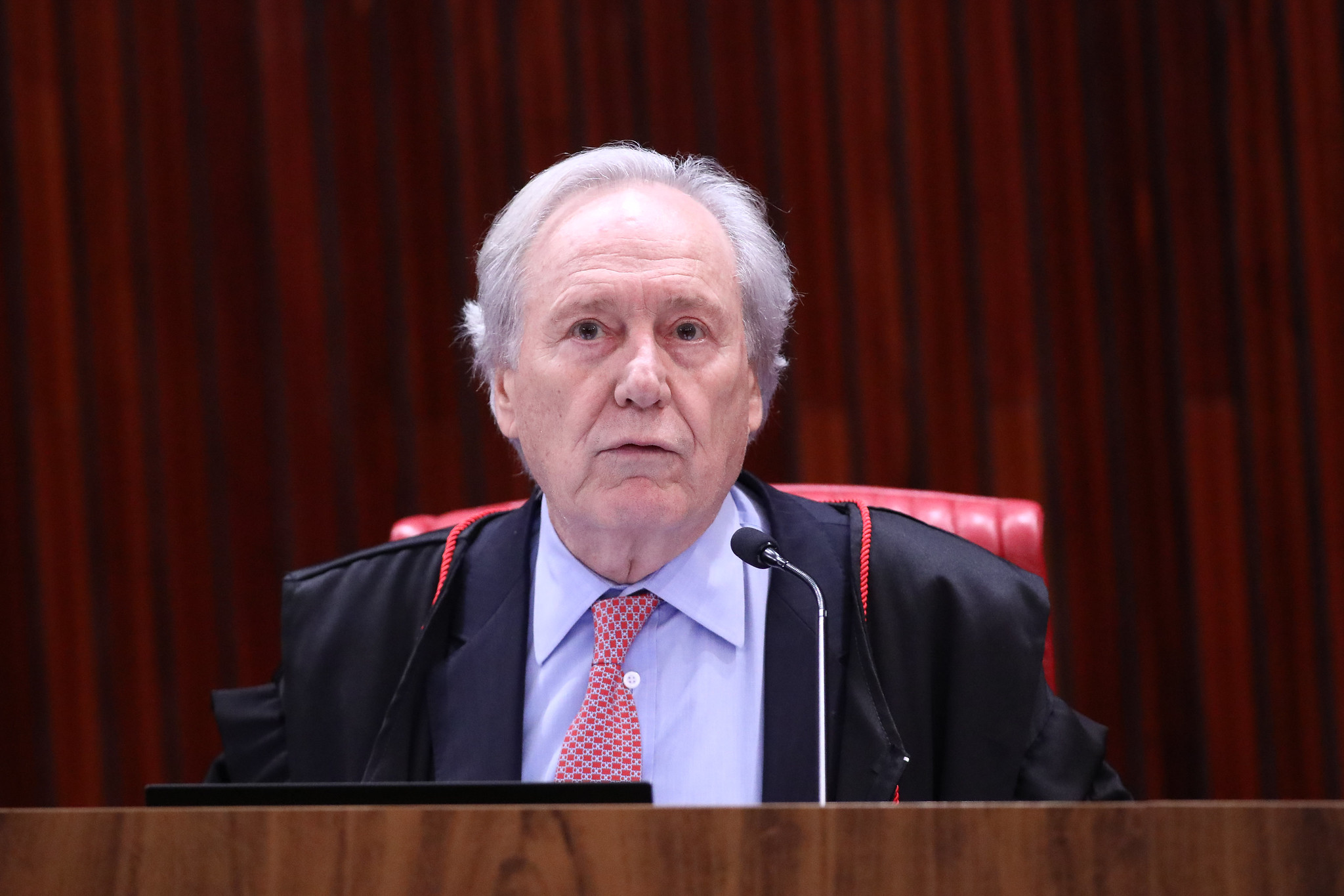 O ministro do TSE Ricardo Lewandowski com a capa preta por cima de uma camisa azul e gravata vermelha