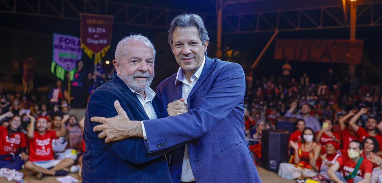 Lula e Fernando Haddad abraçados