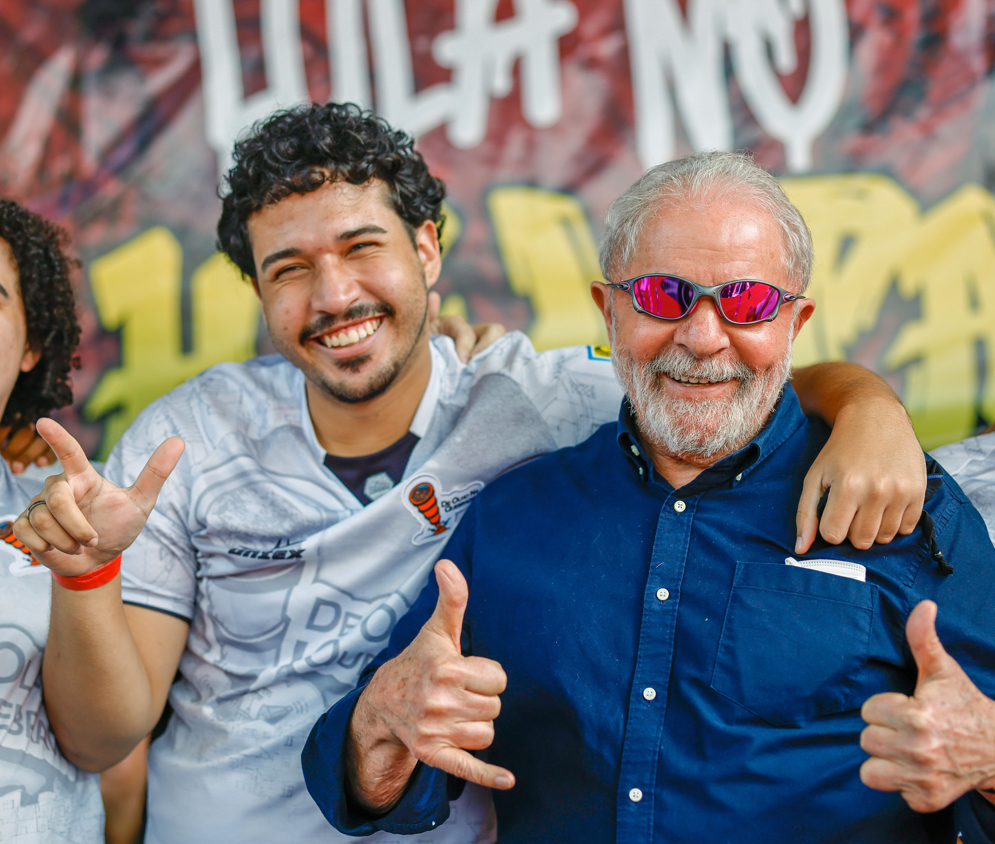 Lula ao lado da juventude, usando óculos de sol