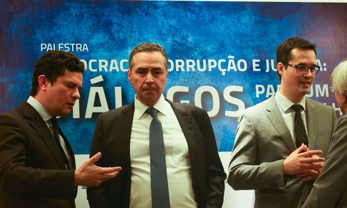 Sérgio Moro, o ministro do STF Luís Roberto Barroso e o procurador Deltan Dallagnol / Crédito: José Cruz/Agência Brasil