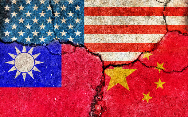 Bandeira dos Estados Unidos, China e Taiwan em uma colagem em que todas estão próximas, mas rachadas