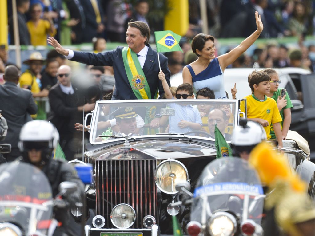 O presidente Jair Bolsonaro e a primeira-dama, Michelle Bolsonaro, durante desfile cívico-militar do 7 de Setembro, que este ano comemora o Bicentenário (200 anos) da Independência do Brasil. Foto: Agência Brasil