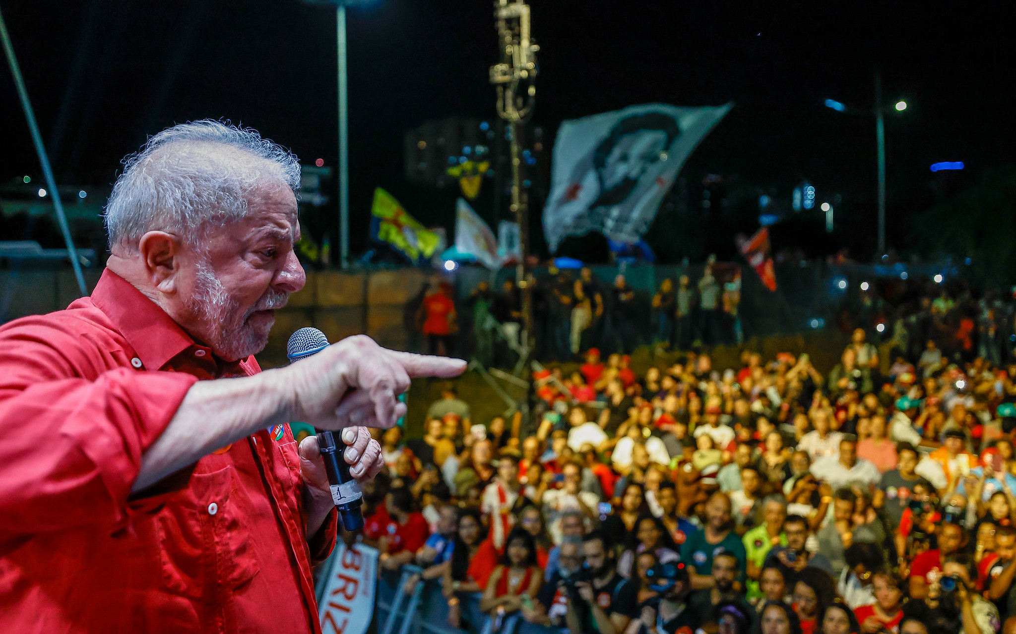 Lula veste camisa vermelha e fala em palanque no Rio de Janeiro
