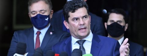 Sergio Moro falando à imprensa ao lado de Álvaro Dias