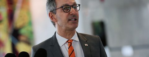 Romeu Zema de terno e gravada laranja
