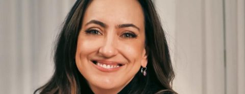Rosangela Moro de blusa preta de gola alta, sorrindo