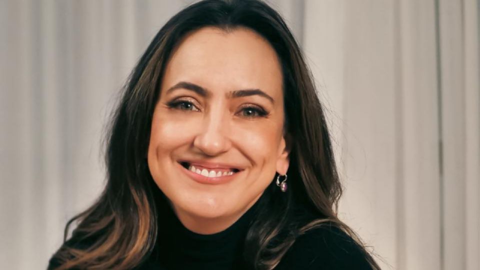 Rosangela Moro de blusa preta de gola alta, sorrindo