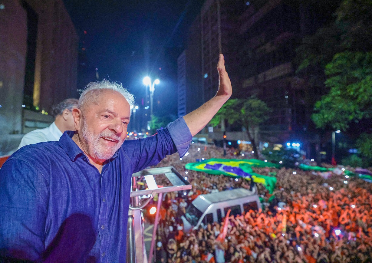 Lula acena para multidão na Avenida Paulista, após derrotar Jair Bolsonaro nas eleições de 2022. Foto: Ricardo Stuckert