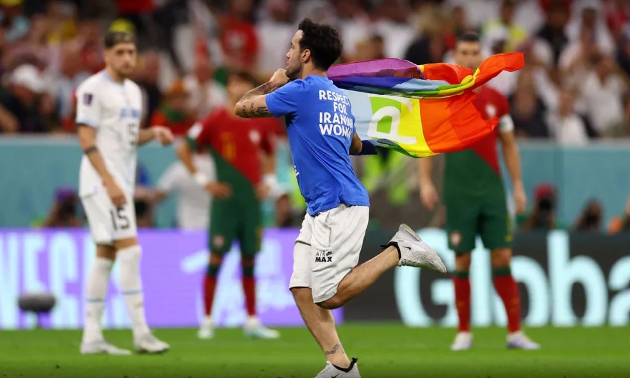 Silhueta de homem correndo com bandeira do reino unido em jogos