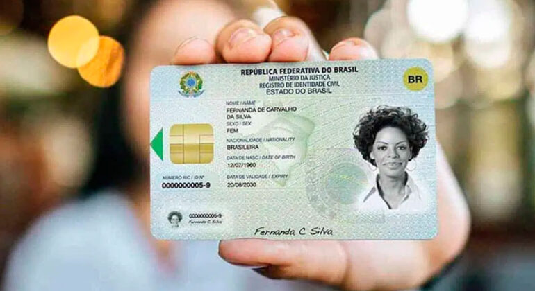 Mulher exibe novo modelos da carteira de identidade