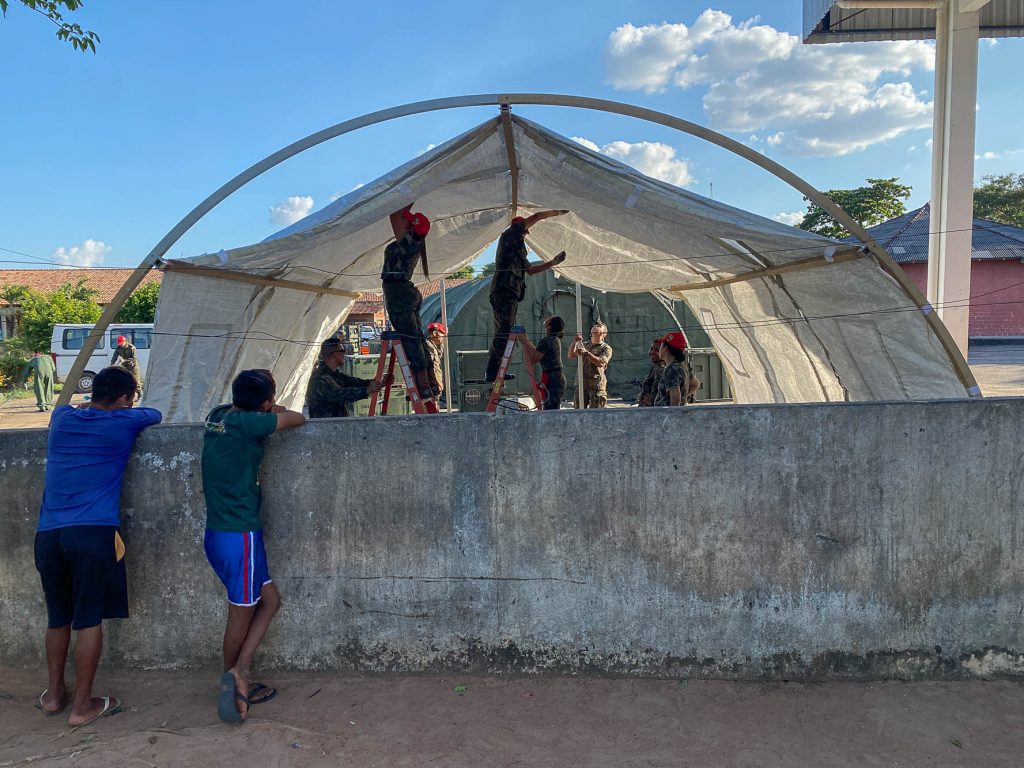 Início da construção do hospital de campanha, em Boa Vista, Roraima, para atender os indígenas Yanomami - Foto: Felipe Medeiros/Amazônia Real/via fotospublicas.com