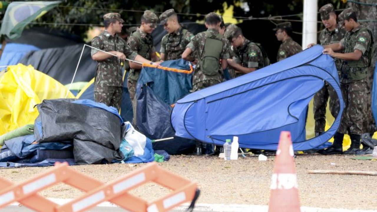 Dá pra começar uma guerra: os pedidos por armas no QG bolsonarista