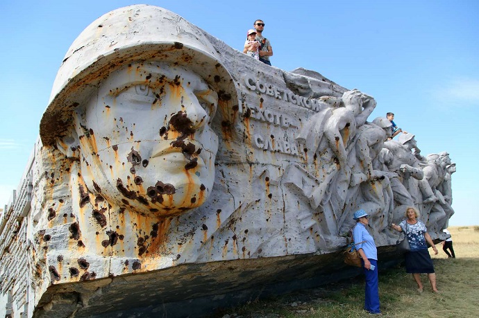 DONETSK REGION, UKRAINE - SEPTEMBER 8, 2020: A war memorial at Savur-Mohyla Height during an event marking the 77th anniversary of the liberation of the Donbass Region from Nazi invaders. Valentin Sprinchak/TASS (Photo by Valentin SprinchakTASS via Getty Images)